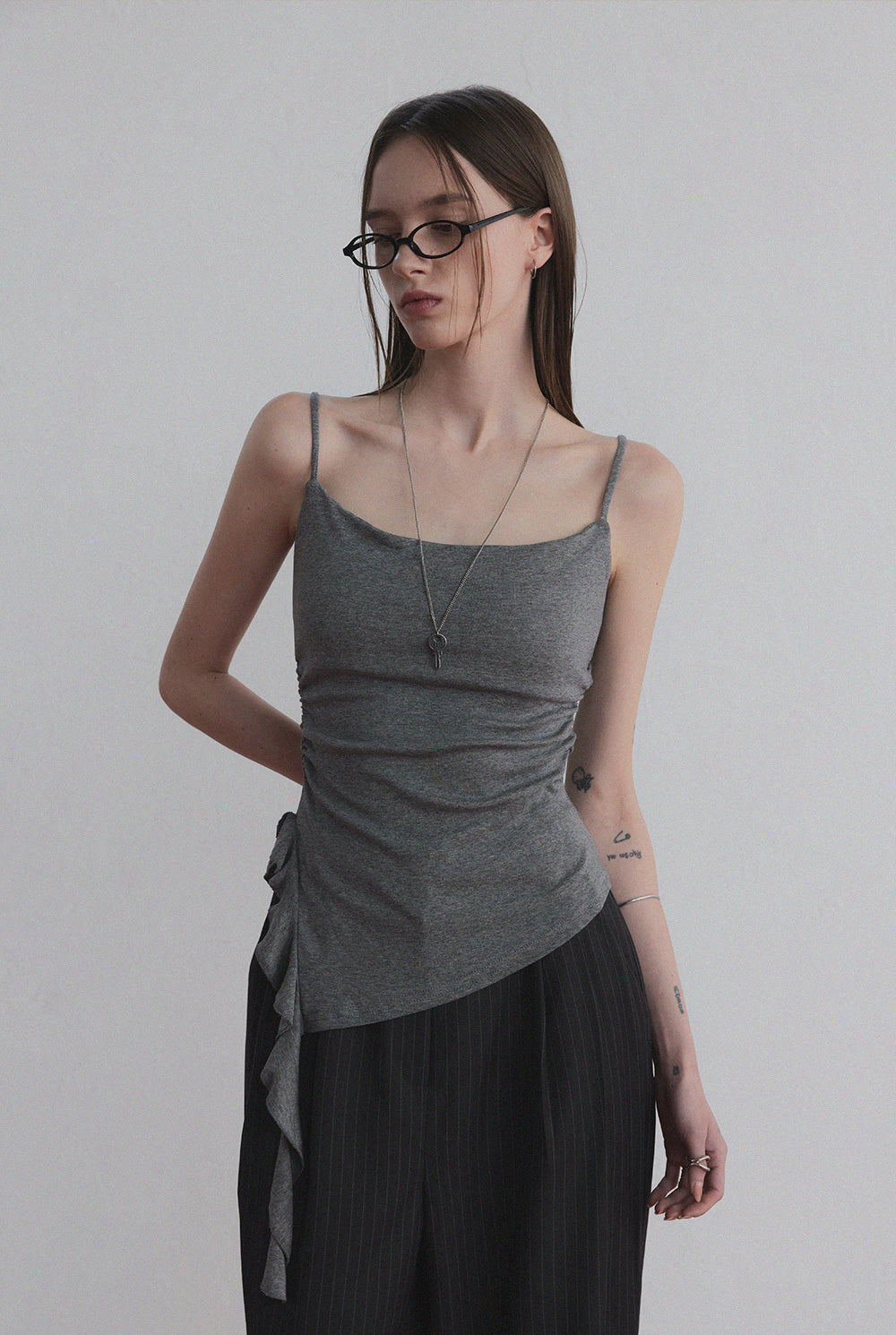 [TWEE] IGROWHIDE]Glinz asymmetrical shirring sleeveless and Clive Chain Bolero Cardigan-2